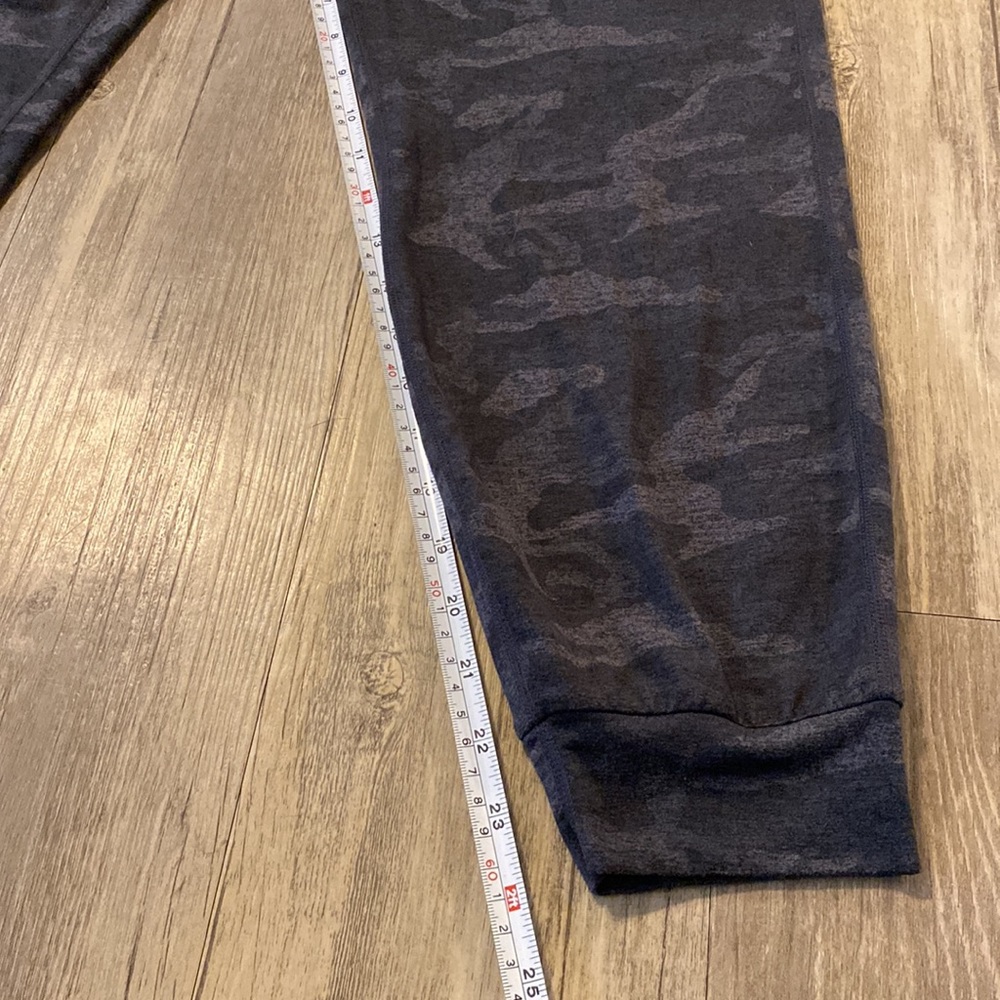 Vuori Performance Jogger Women's DreamKnit Black Camo Size Small - Picture 13 of 13